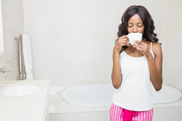 Mujer joven bebiendo café —  Fotos de Stock