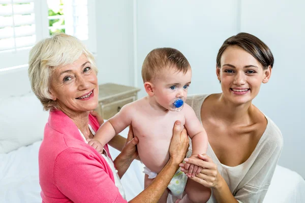 Nonna e madre con bambino ragazzo — Foto Stock