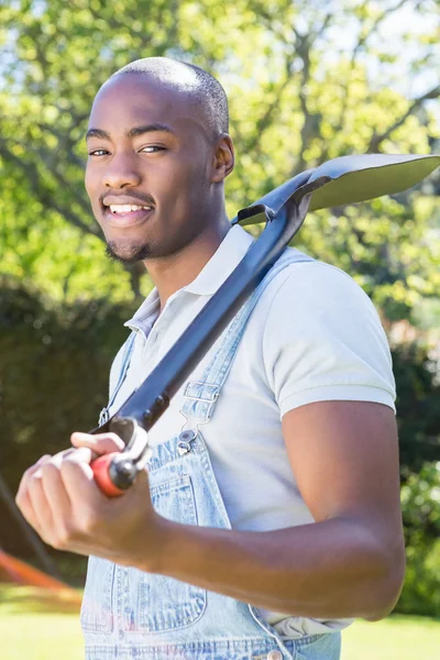 Junger Mann posiert mit Schaufel — Stockfoto