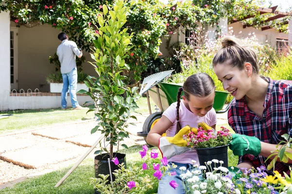 Mãe e filha jardinagem juntos — Fotografia de Stock