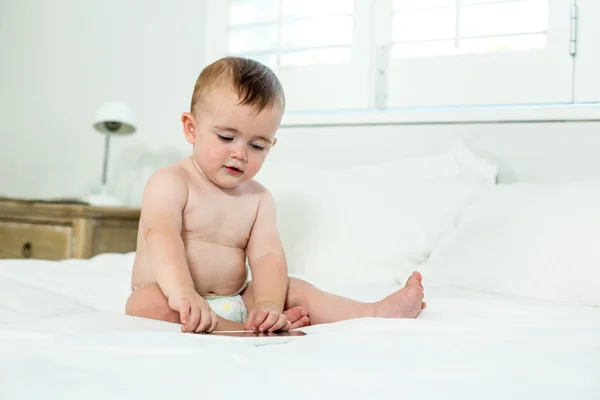 Menino brincando com tablet digital — Fotografia de Stock