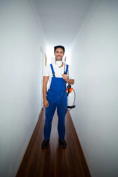 Pracovník pesticidů v chodbě — Stock fotografie