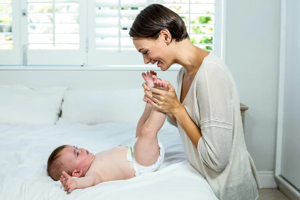 Madre jugando con bebé niño — Foto de Stock