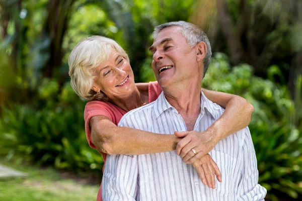 Casal abraçando no quintal — Fotografia de Stock