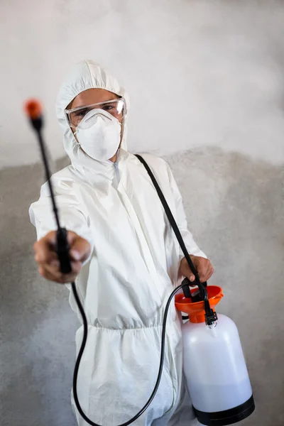 Handarbeiter halten Pflanzenspray in der Hand — Stockfoto