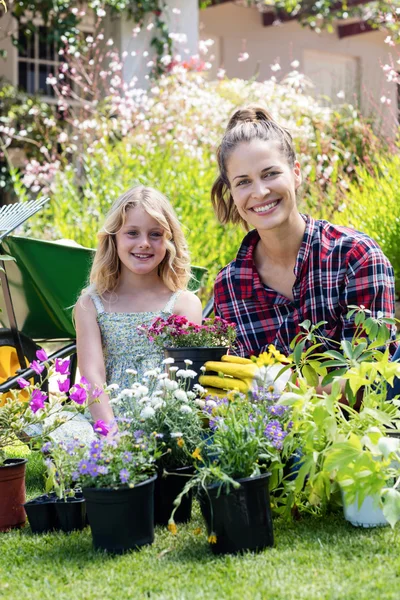 Mother and daughter gardening together — Stock Photo, Image