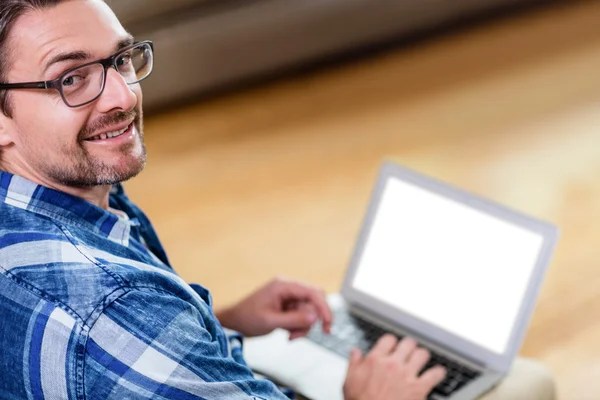 Homem usando laptop na sala de estar — Fotografia de Stock