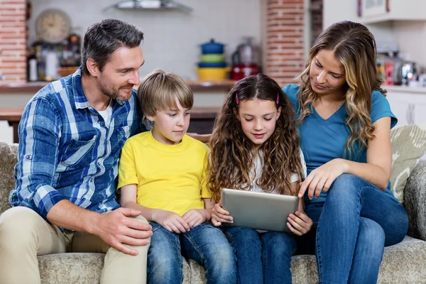 Parents et enfants utilisant une tablette numérique — Photo