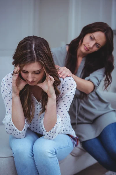 Mujer reconfortante amigo molesto — Foto de Stock