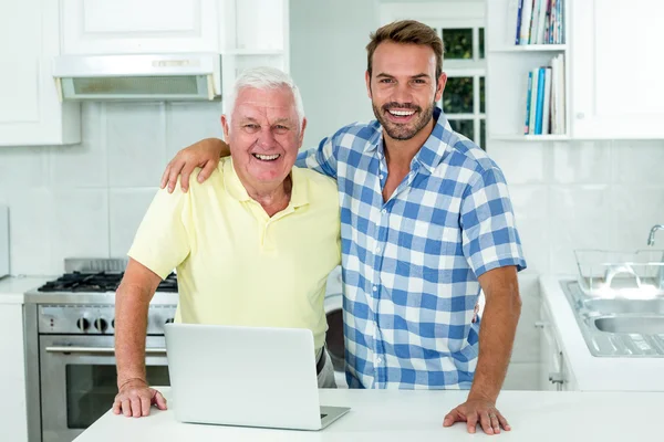 노트북으로 아버지와 함께 서 있는 남자 — 스톡 사진