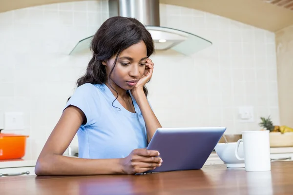 Jeune femme utilisant une tablette — Photo