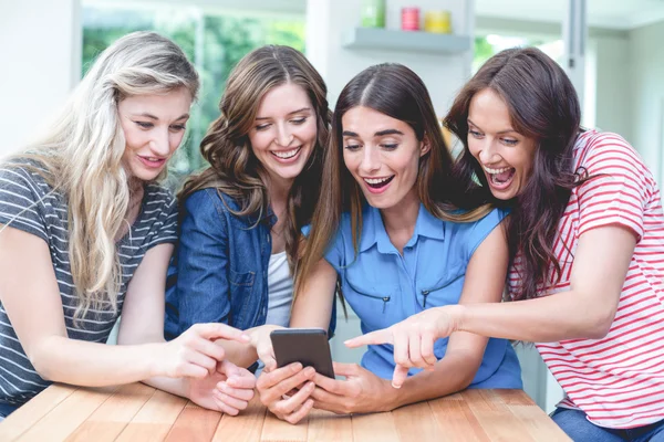 Vrouwen kijken naar mobiele telefoon — Stockfoto