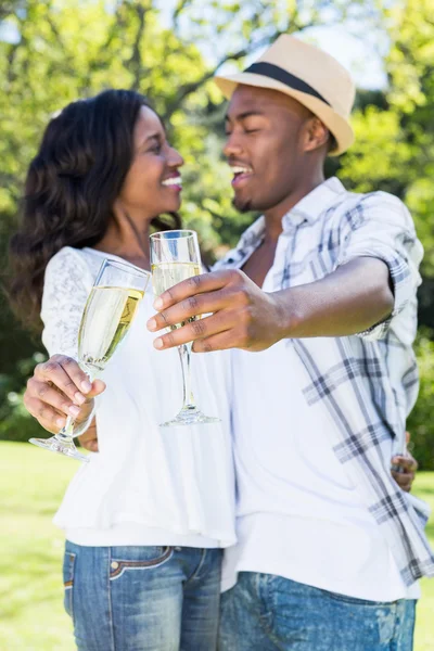 Paar stößt Gläser Champagner an — Stockfoto