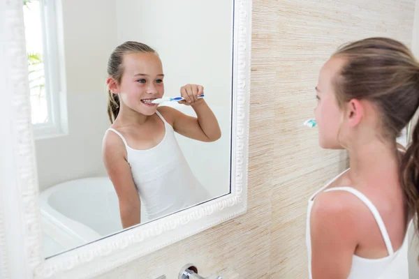 Meisje borstelen tanden in de badkamer — Stockfoto