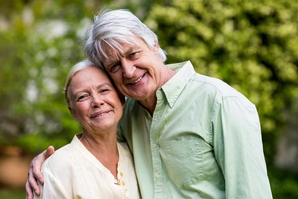 Pareja de ancianos de pie en el patio — Foto de Stock