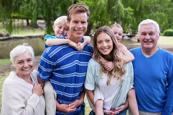 Familjen står i park — Stockfoto