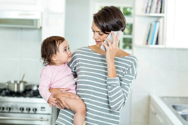 Mère parlant sur smartphone avec sa fille — Photo