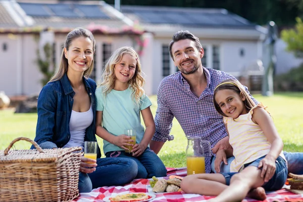 Family having picnic — Stock Photo, Image