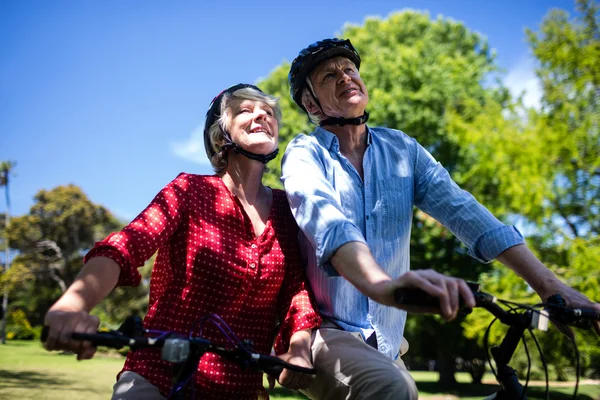 Pár cykloturistiky v parku — Stock fotografie