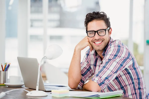 Homme assis à son bureau — Photo