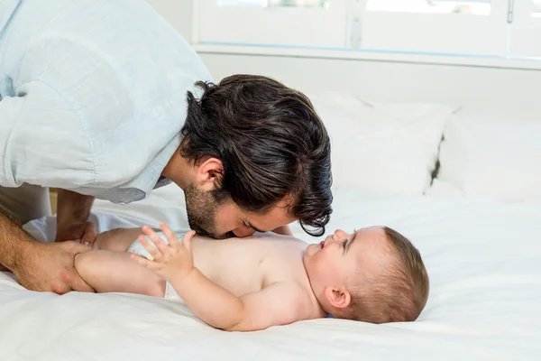 Pai brincalhão com menino bonito — Fotografia de Stock