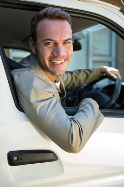 Zusteller fährt mit seinem Lieferwagen — Stockfoto