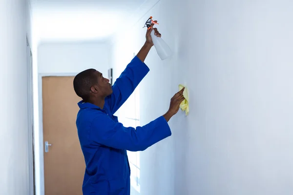 Handyman spruzzando insetticida sulla parete — Foto Stock