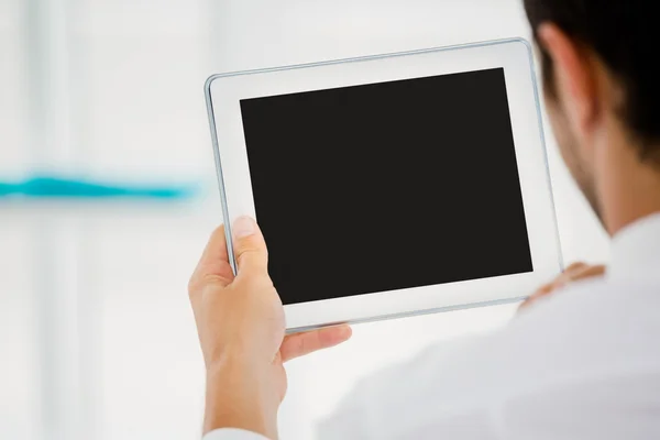 Uomo d'affari che utilizza tablet digitale — Foto Stock