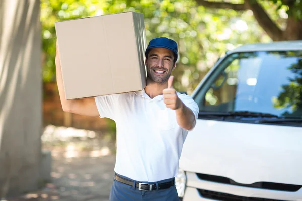 Entrega homem mostrando polegar para cima — Fotografia de Stock