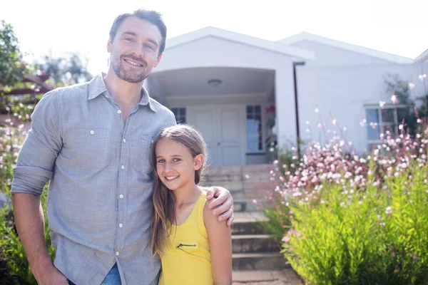 Far och dotter står tillsammans — Stockfoto