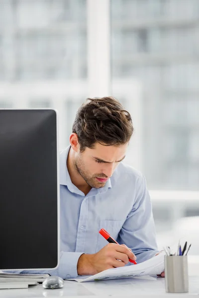 Empresario tomando notas en el escritorio — Foto de Stock