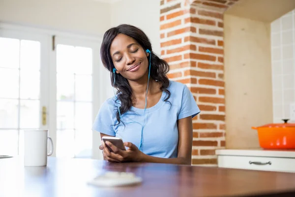 Mujer joven escuchando música —  Fotos de Stock