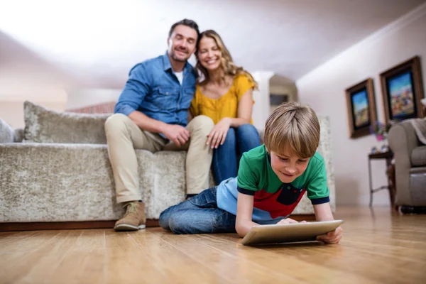 Junge nutzt digitales Tablet — Stockfoto