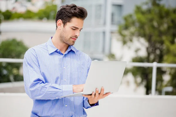 Homem de negócios usando laptop — Fotografia de Stock