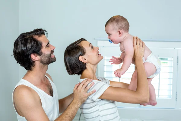 Parents playing with son in bedroom — Stock Photo, Image