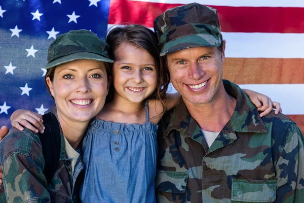 Soldados pareja reunida con hija — Foto de Stock