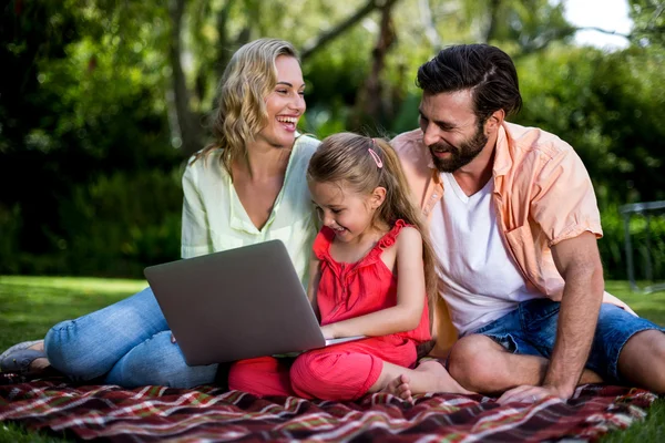 Pais com filha usando laptop — Fotografia de Stock