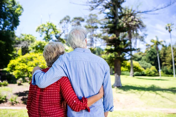 Coppia che abbraccia nel parco — Foto Stock