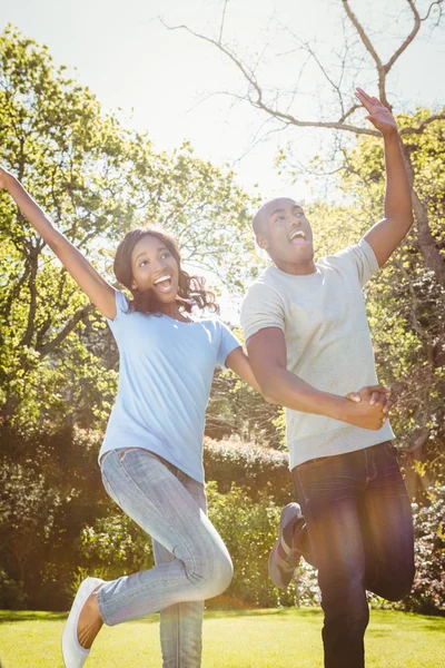 Couple s'amuser et danser — Photo