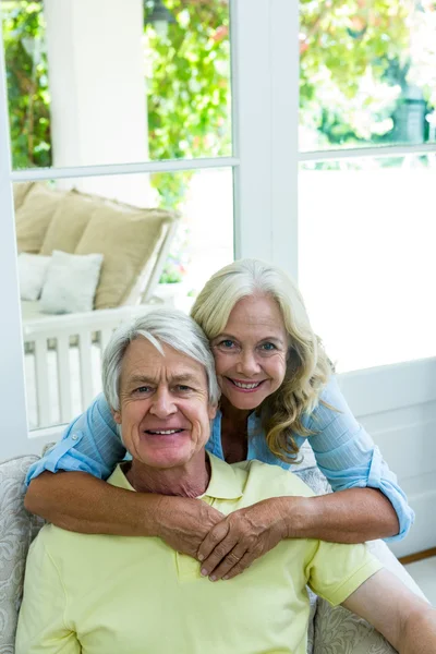 Pareja mayor Abrazando — Foto de Stock