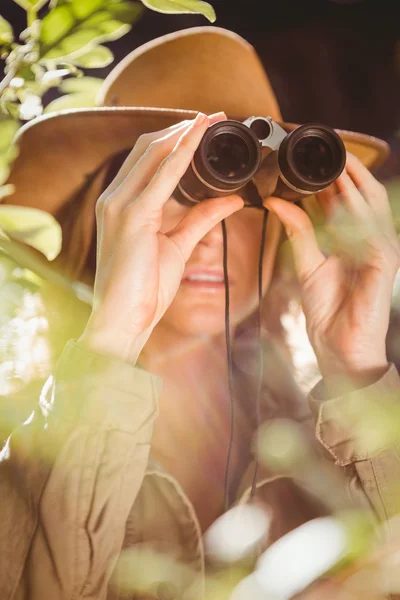 Donna con binocolo — Foto Stock