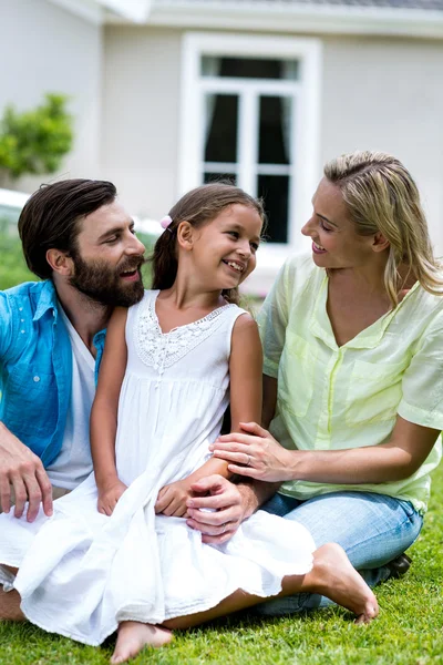 Ragazza con madre e padre seduto in cortile — Foto Stock