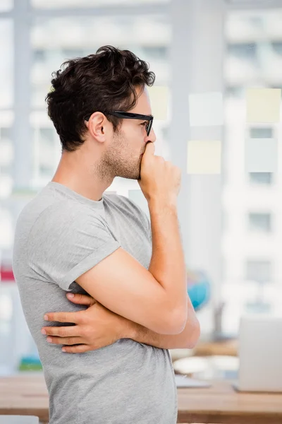 Un uomo premuroso che guarda note appiccicose — Foto Stock