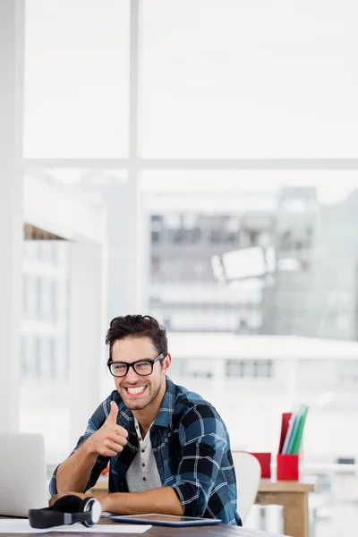 Junger Mann zeigt Daumen hoch — Stockfoto