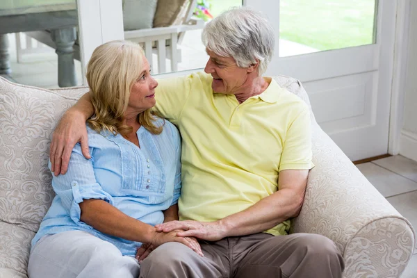 Seniorenpaar sitzt zu Hause — Stockfoto