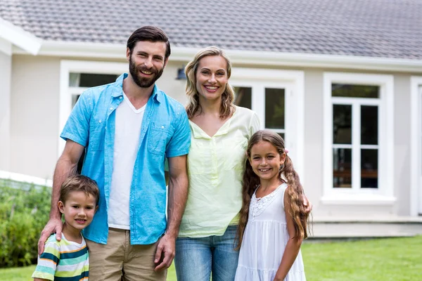 Parents with children standing outside house — Stock Photo, Image