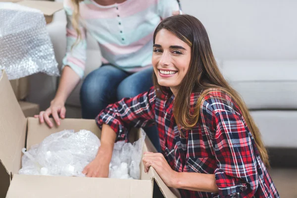 Le donne disimballano scatole di cartone — Foto Stock