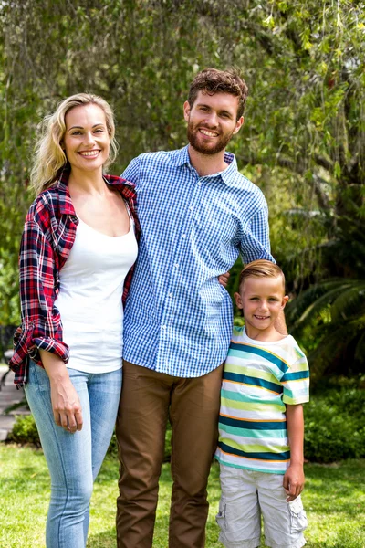 Rodina stojí na dvoře — Stock fotografie