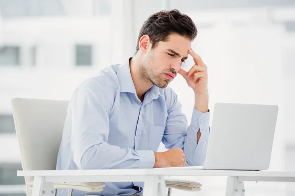 Empresario tenso con portátil — Foto de Stock