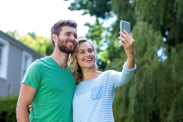 Pár přijetí selfie — Stock fotografie